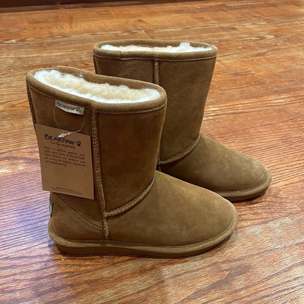 NWT - Bearpaw Eva Short size 6